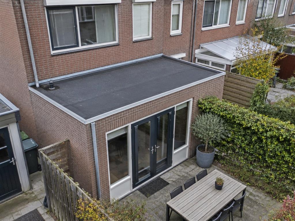 Voorbeeld van een aanbouw met bitumen dakbedekking op het platte dak