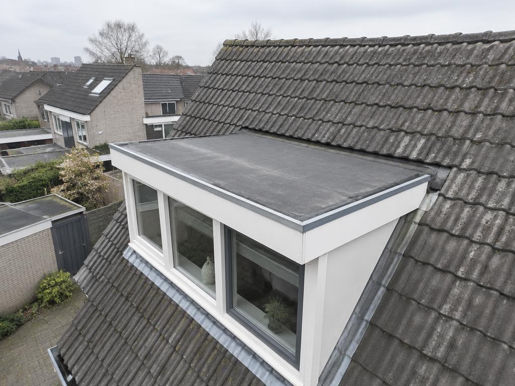 Voorbeeld van een dakkapel met bitumen dakbedekking, van bovenaf gezien